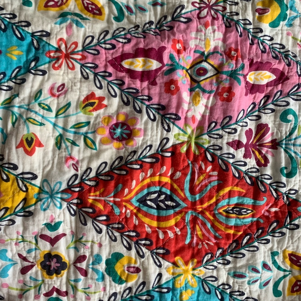 Queen quilt with 2 shams. Reversible. Great condition. I just washed all items.